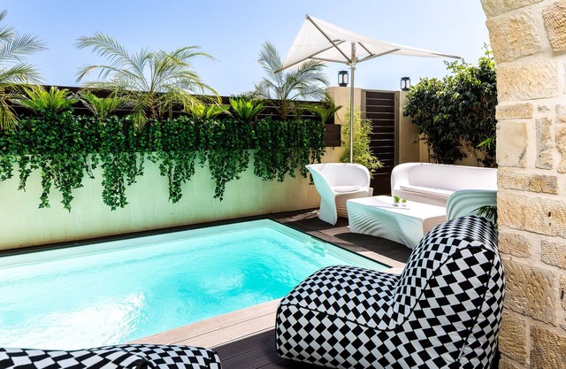 Villa frente al mar con piscina climatizada, servicio de habitaciones y cenadores privados en la playa.