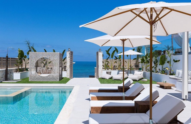 Villa frente a la playa, total privacidad, servicio de habitaciones, piscina de 50 m2, jacuzzi y vistas al mar.