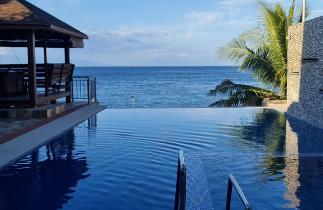 Beachfront Villa with Infinity Pool, Well-Equipped Kitchen & Breathtaking Views
