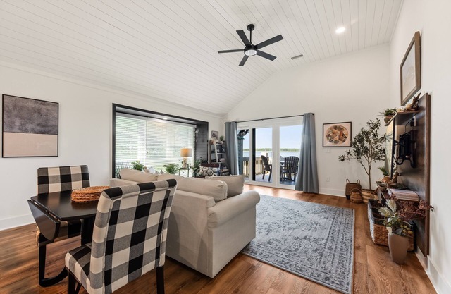 Beachfront w/ Breathtaking Views! 1BR/2BA Amenity Cards Available!