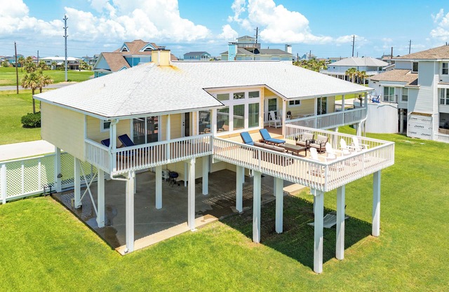 Beachfront w/ Huge Deck, Dog Friendly, Dune Walkover, Feel Right at Home!