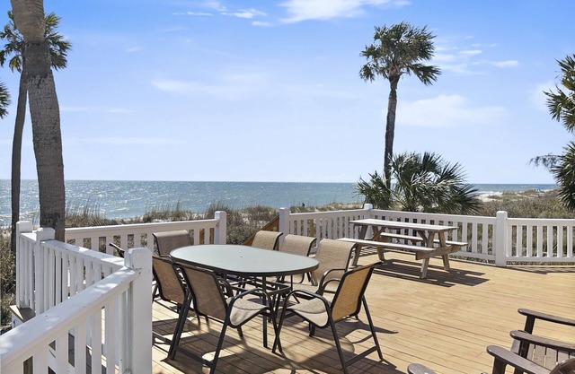 Beachfront w/ Main House & Guest House; Screened Porch; Sun Deck; Cable TV/WiFi