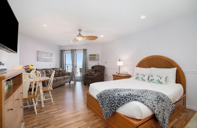 ✵ Beachfront Walkout Condo: Pointes North Resort ➠ 106/110 Combined