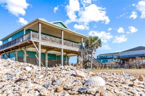 Beachfront with Fire Pit, Gourmet Kitchen and Views