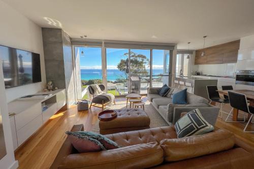BEACHHOUSE BINALONG Luxury waterfront holiday house at Bay of Fires