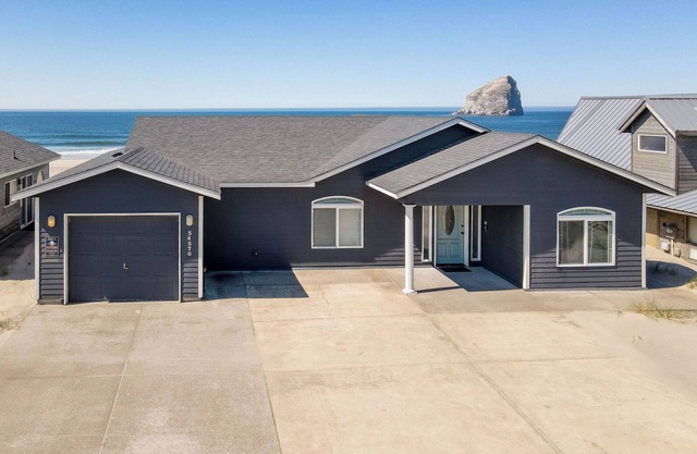 Beachlandia! Oceanfront, hot tub, 4 bedrooms.