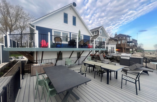 "BEACHNUTS" -SPECTACULAR HOME ON LAKE ERIE ! 5 Beds 4 Full Baths Lots of Space