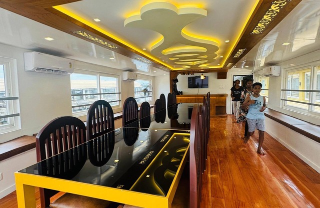 Beachparadise Daycruise houseboat
