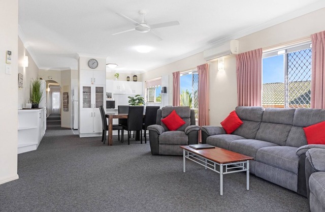 Beachside 2-Bed Apartment with Secure Parking