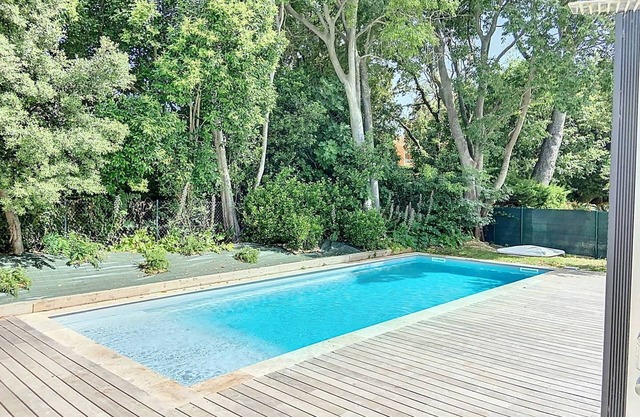 Apartamento con Terraza y Piscina a Dos Pasos de la Playa para 4 Personas