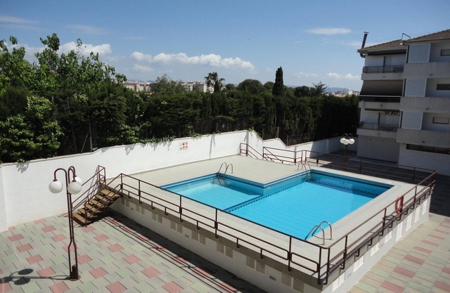 Apartamento en Torredembarra a 150m de la playa con 3 dormitorios, terraza y piscina comunitaria