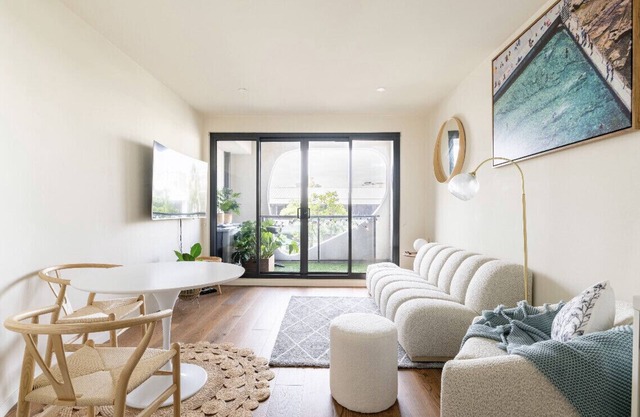 Beachside apartment with free parking