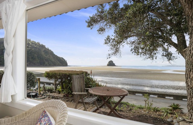Beachside Bliss – Waiwera Beachfront Holiday Home