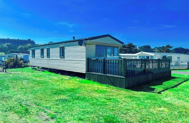 Beachside Caravan Retreat in Lowestoft – Sleeps 6