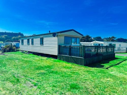 Beachside Caravan Retreat In Lowestoft Sleeps 6