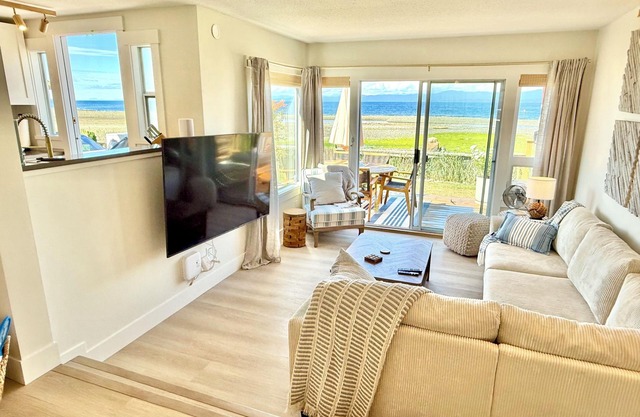 Beachside family retreat w/Private Raft, paddleboards, Firepit, Kayaks.