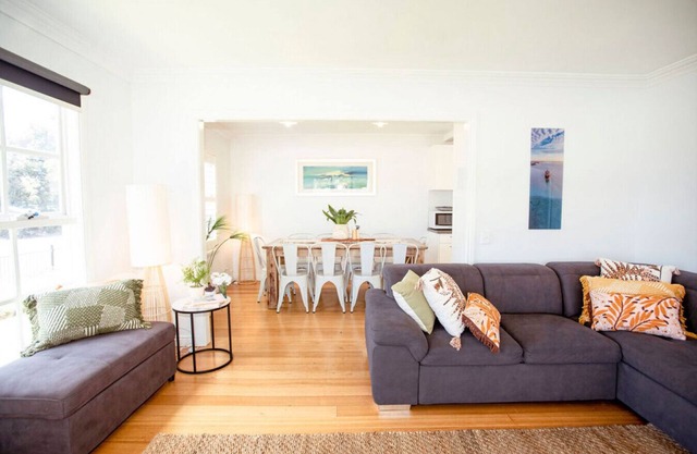 Beachside Getaway Bay Views North Shore VIC Sleeps 12 Free WiFi