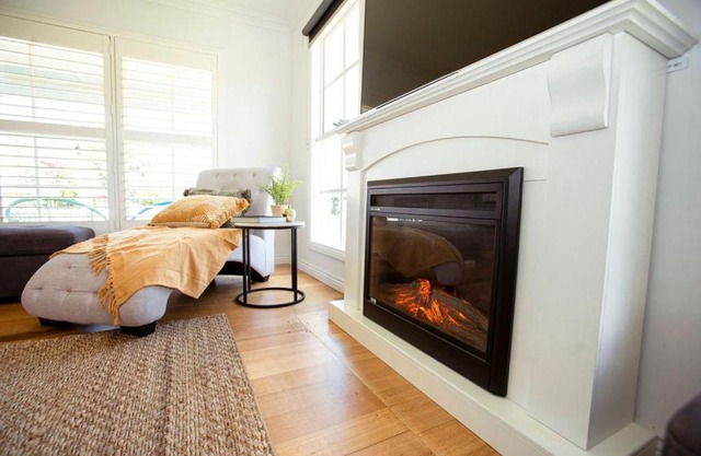 Beachside Getaway Bay Views North Shore VIC Sleeps 12 Free Wifi