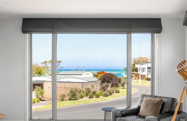 Beachside Getaway - short stroll to beach and shops. Pet friendly with approval