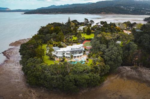 Beachside Luxury - Laingholm Holiday Apartment