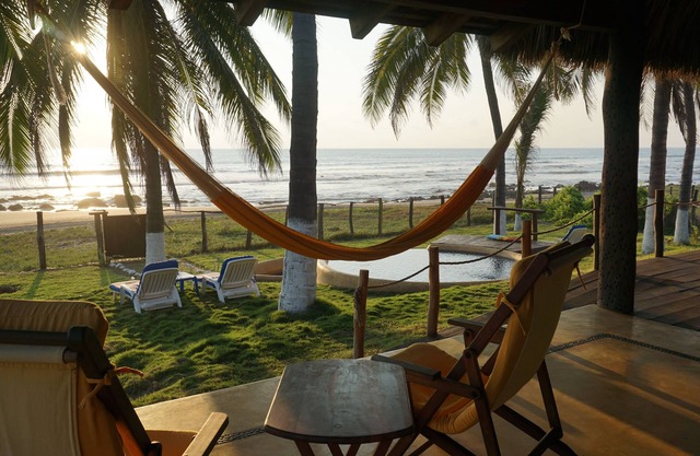 Palapa junto a la playa en la playa de Majahua, junto a Troncones, región de Ixtapa