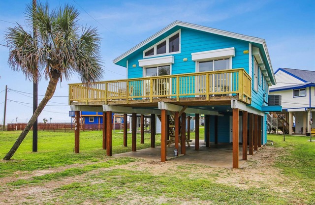 Beachside Pearl | Pet Friendly, Walk to the Sand