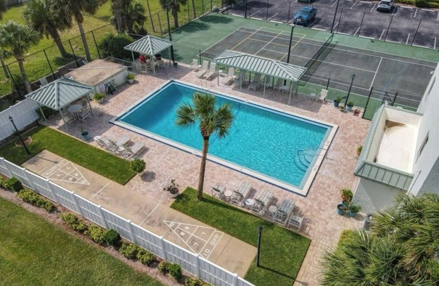 Beachside! Spacious 2-Bedroom Condo with Pool, AC & WiFi in Daytona Beach Shores