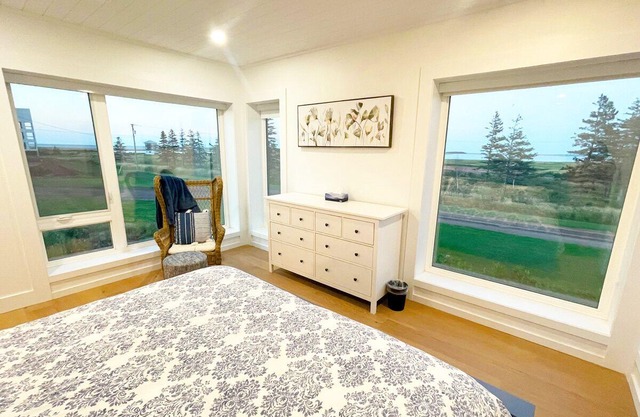 Beachside Vacation Home - 3 bedroom & Pet Friendly!