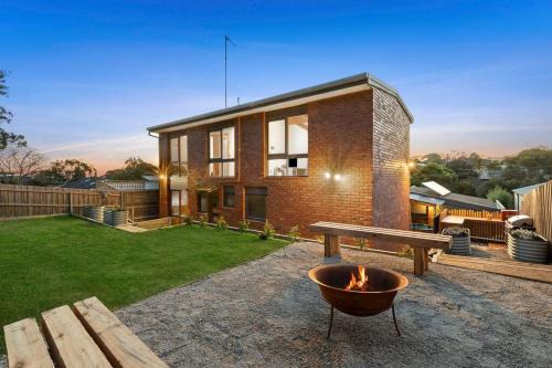 Beachside Weekender Retreat with Spa sleeps 11-13