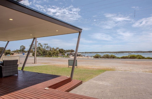 Beachview está en la ubicación perfecta: propiedad de lujo, en un solo nivel con excelentes vistas de la bahía
