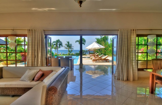 Beachvilla, con un personal amable, piscina privada, jacuzzi, desayunos, opt. comensales