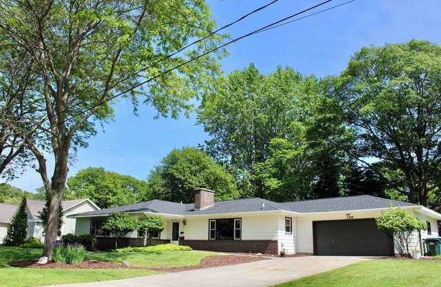 Beachwood Family Home - Muskegon - walk 2 Lake MI beach + local playground park