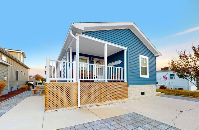 Beachy bayside home in quiet neighborhood with patio, central AC, pool, & tennis