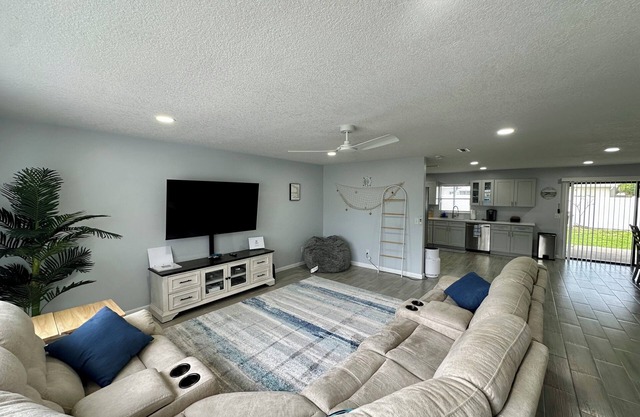 Beachy Cocoa Home Near Cruise Port W/ Hot Tub