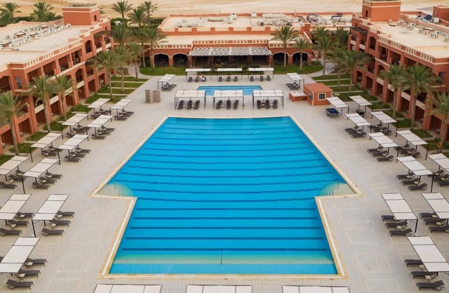 Beachy Vibes & Boutique Comforts by the Bay l Breakfast, Pool & Spa Access