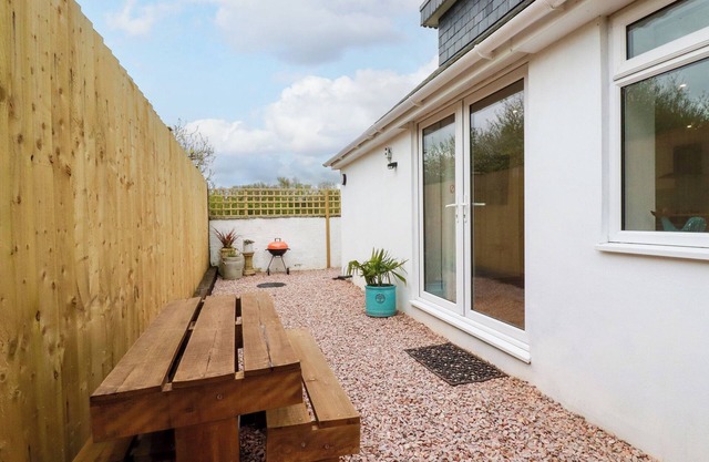 BEAGLE COTTAGE, pet friendly, with a garden in Fraddon