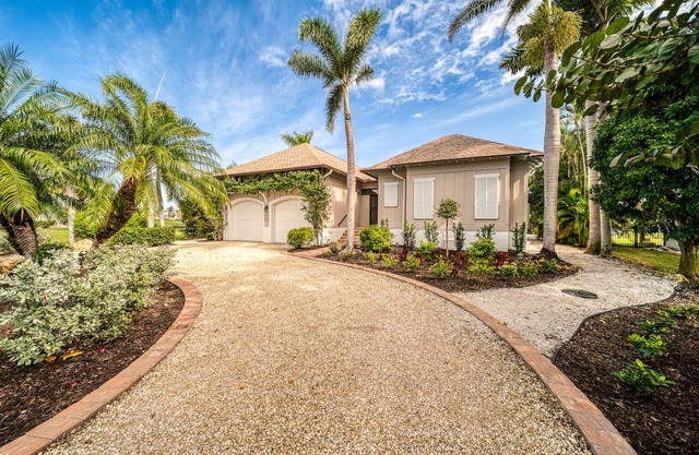 Bean & Bubs Shell Shack: Luxurious & Private Pool Home with Lake & Golf Views