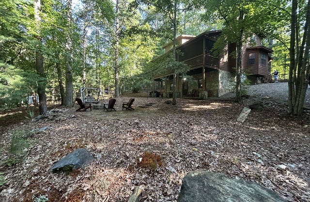 Bear-A-Dise- A beautiful mountain cabin-sleeps 12, hot tub, game room & firepit.