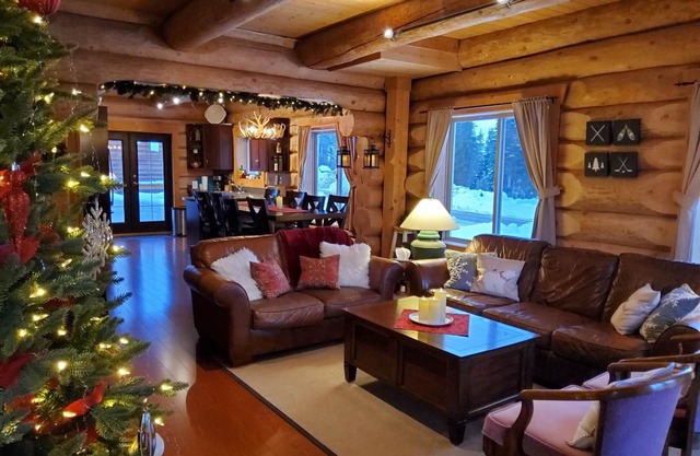 Bear Behind Lodge: 3 Bath, Fast Wi-Fi, Ski in/out, Wood F/P, BBQ, Great Views.