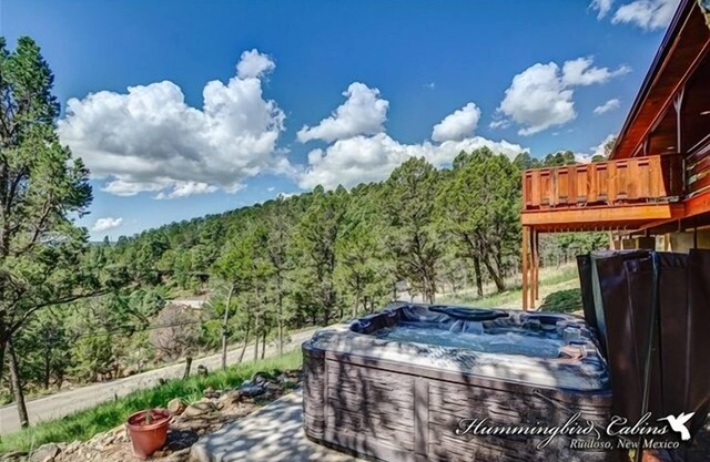 Bear Crossing: 'Great Getaway location' With hot tub.