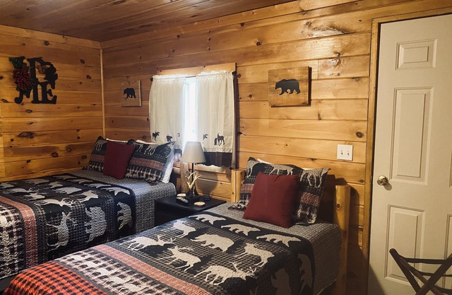 Black Bear Inn- Bear Den Duerme 5! WIFI / DISH Pesca!