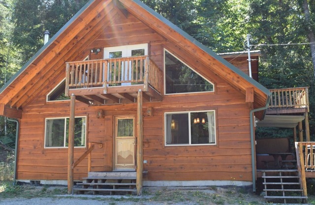 Wifi, jacuzzi, estufa de leña, cerca de Mt Rainier y White Pass Ski Area!
