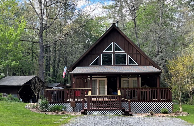 BEAR HOLLOW A COZY MOUNTAIN CABIN