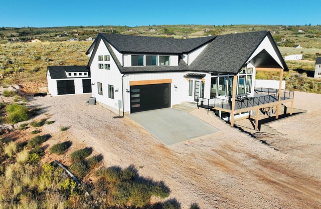 Bear Lake getaway for the whole family! Sleeps 32! Beach access included!!