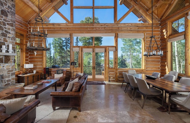 Bear Lodge, Modern log home at easy ski-in/out location!