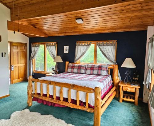 Bear Mountain Lodge. 560 Acre Wooded Estate.