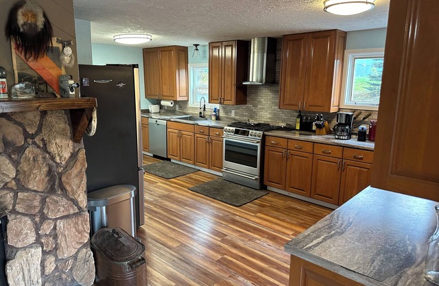 Bear Mountain View 4BR House, 25 min outside of Anchorage. Pets welcome