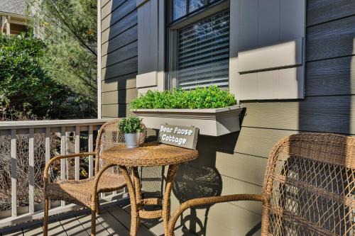 Bear Pause Cottage - Big Canoe Cottage Rental - Fireplace, Screened Porch, Ping Pong, Stylish Decor, Hiking Trails - Big Canoe,