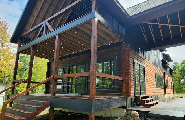 Bear Paw Cabin on the lake, with private water access, quiet getaway sleeps 10