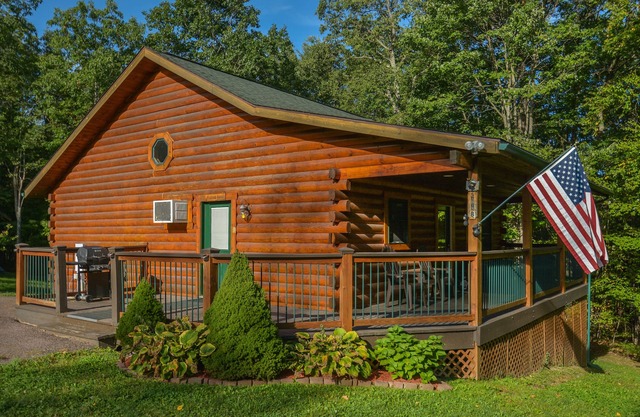 Convenientemente ubicado cabaña con jacuzzi al aire libre!